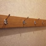 無印の「壁に付けられる家具」にコートフックを付けようとしたらかなり苦戦した話