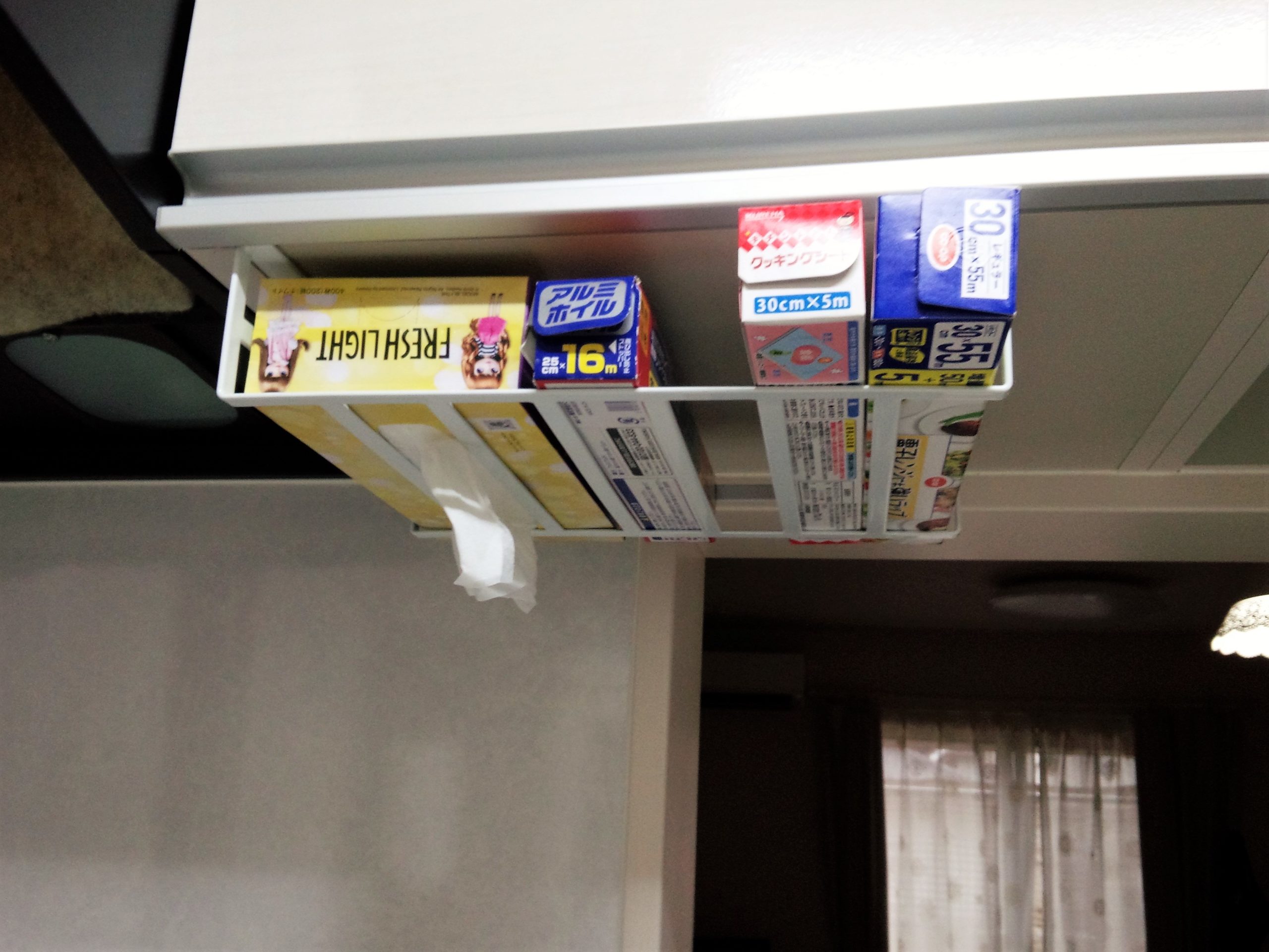 キッチンのティッシュの置き場所 山崎実業 Tower 戸棚下収納ラック L を使用 ころりんすまい キッチンのティッシュの置き場所 山崎実業 Tower 戸棚下収納ラック L を使用 ころりんすまい